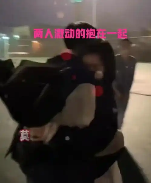 陕西男子在操场手捧鲜花,对女子大声表白,女子我等你很久了
