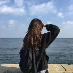 孤独背影看海女头像