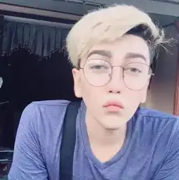 这哥们花30万整容成游戏角色,现在效果是这样
