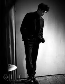 郑恺黑白大片尽显质感男人魅力
