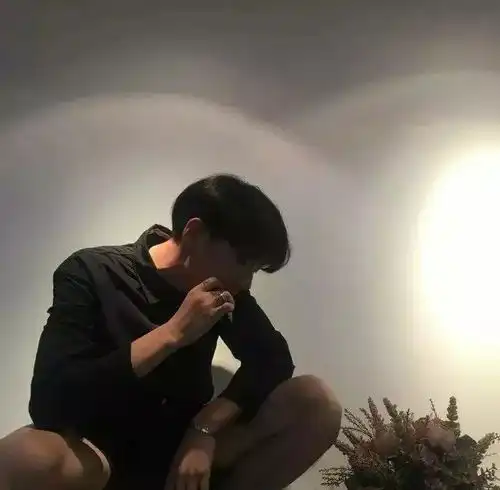 孤傲悲伤的网名男生眼泪止不住流淌

