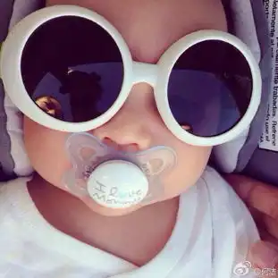 何洁晒儿子吸奶嘴萌照七爷戴大墨镜相当有范
