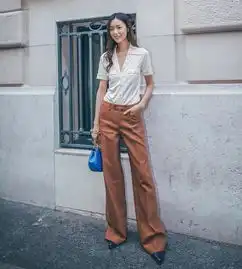 刘雯的百褶裙欧阳娜娜的西装,初秋这么穿太好看
