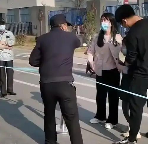 一家三口做核酸被要求保持二米距离孩子吓哭男子与保安大打出手
