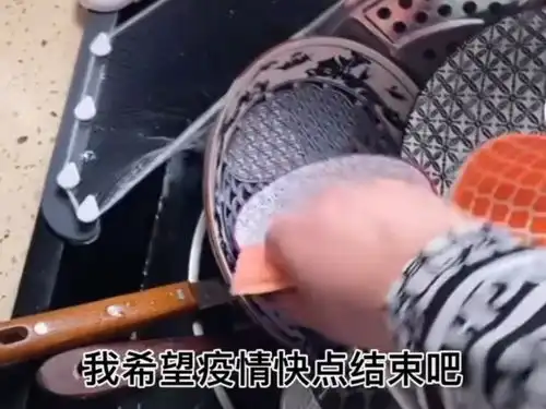 吉林两女子被隔离闺蜜家,男主人却累趴下了一人伺候三个女的
