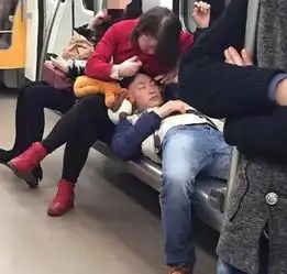 论女神跟女汉子的乘车姿势
