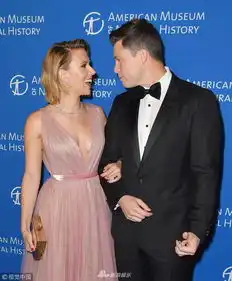 组图寡姐斯嘉丽穿粉色纱裙似女王和男友甜蜜对望
