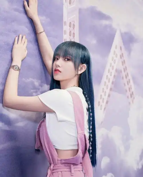 有一种鱿鱼坐叫程潇,瘦身成功腰带紧勒,美到仿佛漫画中走来
