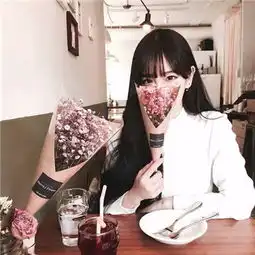 女生手捧满天星头像唯美漂亮2018安静就好何必自寻烦恼

