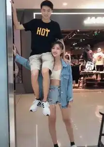 抖音霸气小姐姐走红,单手将男友举高高,内衣外穿却成功抢镜
