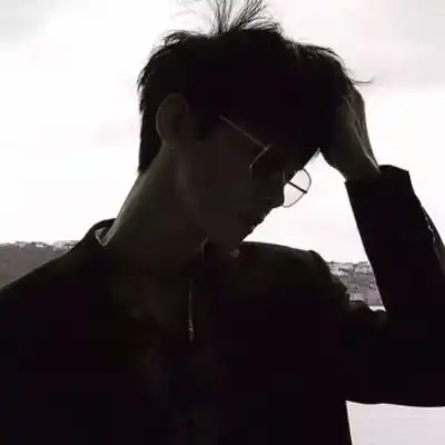 男生高冷头像帅气好看刻意避开才是真正的在意吧
