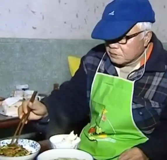2015年,湖南一老人久病缠身无人照料,面对子女请让我卖房养老
