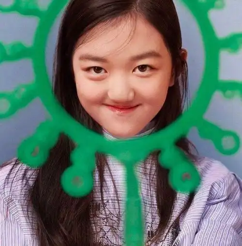 王菲12岁爱女李嫣晒酒店自拍,p卡通帅哥相陪少女心满满
