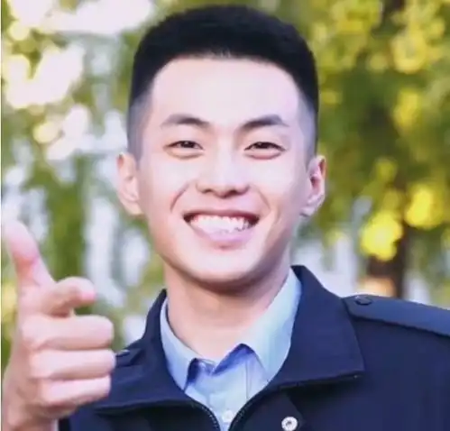 冬奥会开幕式的假笑男孩,因敬业走红,真实学历惊艳众人
