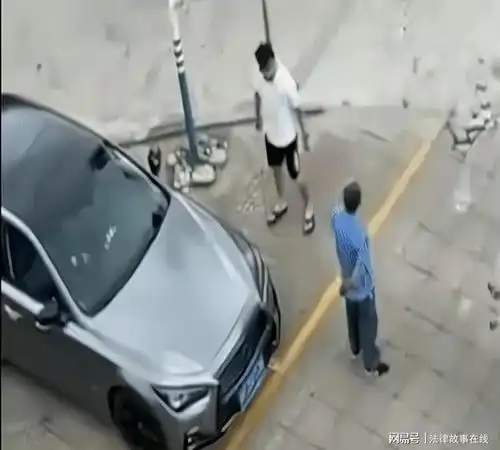 案例男子开豪车却因为10元停车费暴打大爷,人性泯灭
