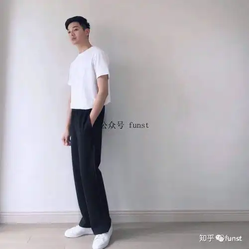 男生穿白t恤如何搭配
