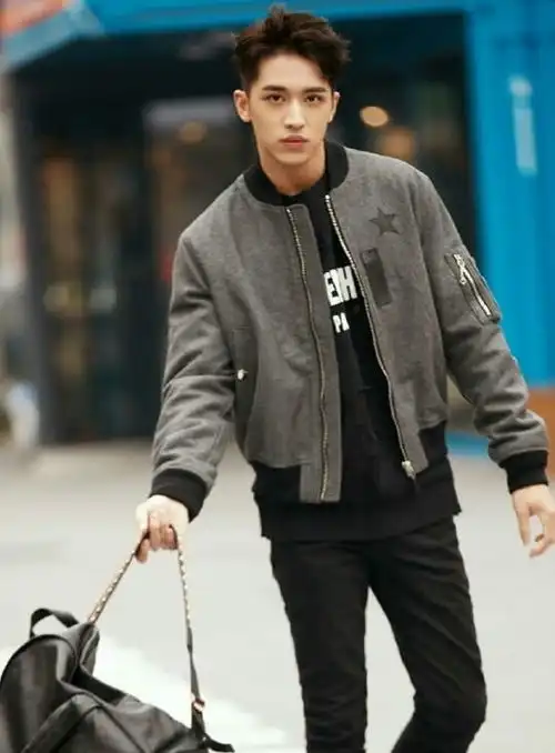 男生不用再背双肩包了,许魏洲这款米口袋潇洒抢眼还显气质
