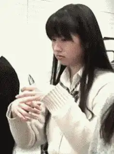 高铁上遇见脱鞋的陌生人,我用实际行动纠正了她,我错了吗哈哈哈
