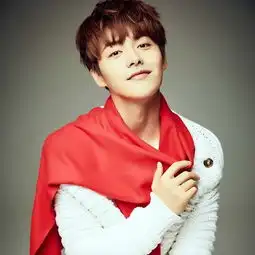 聚光灯下的帅气男孩
