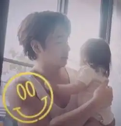 欧弟抱二胎女儿父爱满满女儿甜笑呆萌可爱

