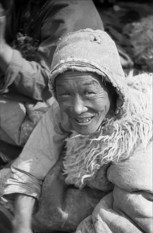1932年青海藏族老照片少年喇嘛英俊淳朴,牧民大叔满脸沧桑
