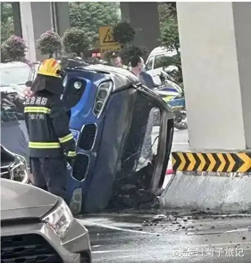 悲痛广州交通事故悲剧,宝马车侧翻起火,驾驶员被困烧死
