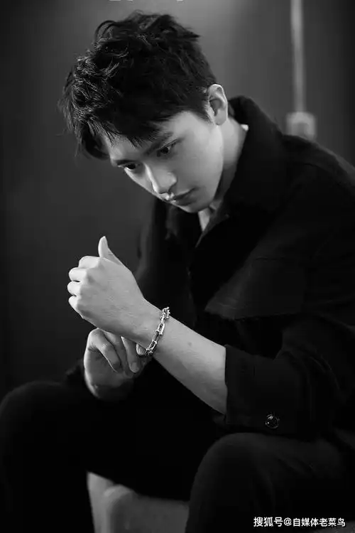 许魏洲与黄景瑜合作上瘾走红,回忆出道往事却引发争议
