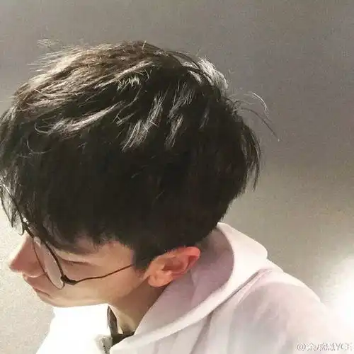 男生头像别幻想的太远太多,做好眼前该做的事,未来才不会辜负你
