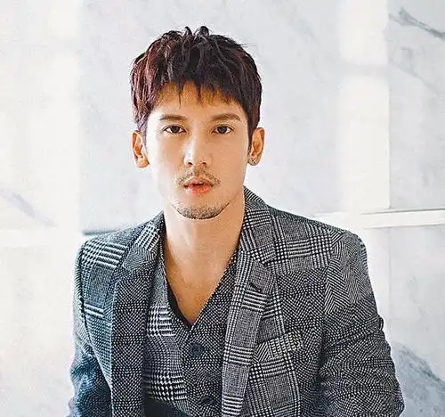 他是作死的男歌手,私生活混乱脚踏5只船,女粉丝为他生孩子
