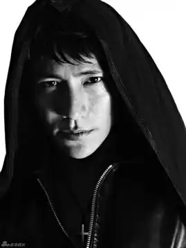 组图陈坤登杂志封面罕见露臂部纹身野性神秘
