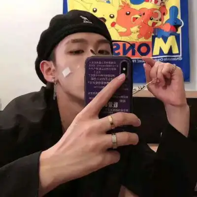 高冷男头像真人高清拿着手机拍照的男生头像
