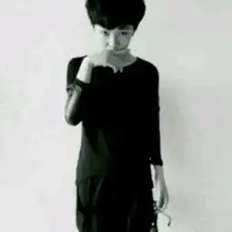 求大神找一张或者做一张这个图的情侣头像
