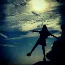 有急用十万火急只要能告诉我跟这张头像是情侣的另一张只要条件不过分可以考虑拜托
