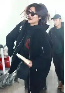 陈坤机场披头散发变身沧桑大叔,摄影师抓拍角度莫名搞笑
