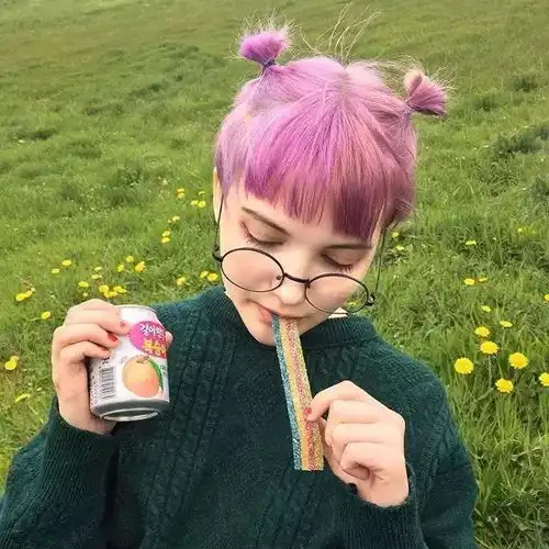 18岁乌克兰小仙女,发色酷炫爱搞怪
