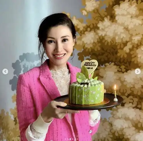 李嘉欣晒游艇岁月静好,甘比七亿游轮曝光,港圈贵妇之战
