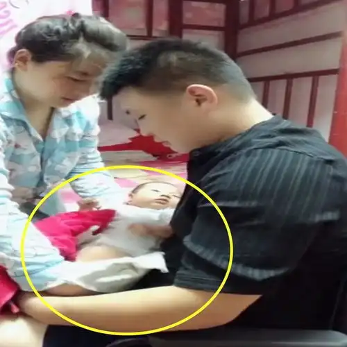 爸爸第一次抱儿子,抱起来说出这句话,网友把妈妈要气翻天了
