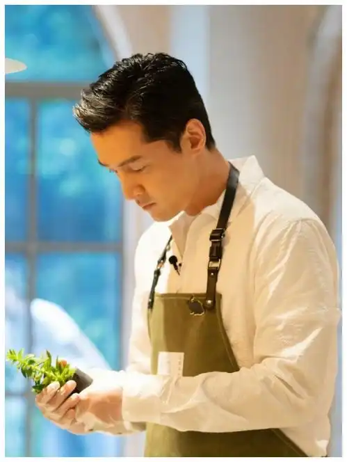 胡歌最近颜值曝光,感觉他已经不会老了,怎么越来越帅了
