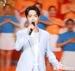 肖战参加央视特别节目,演唱我的中国心,超越李现成最火男星