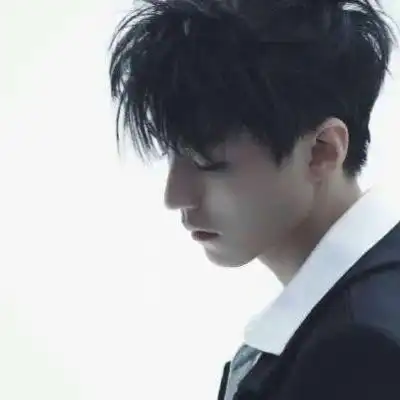 小螃蟹王俊凯帅气成熟头像念七
