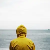 头像男生孤独背影海边微信头像图片大全
