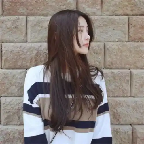 叼玫瑰花的女生头像
