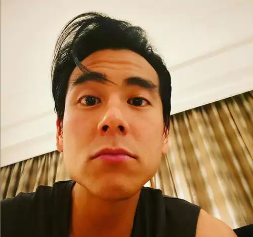 38岁彭于晏被路人指点,当街不爽竖中指,网友表里不一

