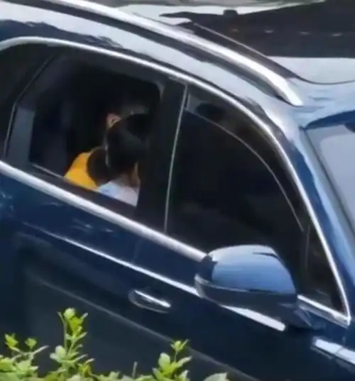 僧人开豪车宾利,后排还有女人和小孩官方回应扭曲事实已报案
