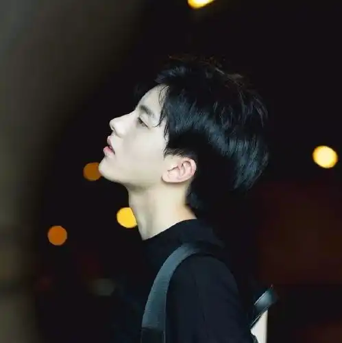 帅男生的发型总是这样留
