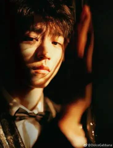 王俊凯黑色西装彰显少年不凡气质身姿笔挺又不失绅士的典雅
