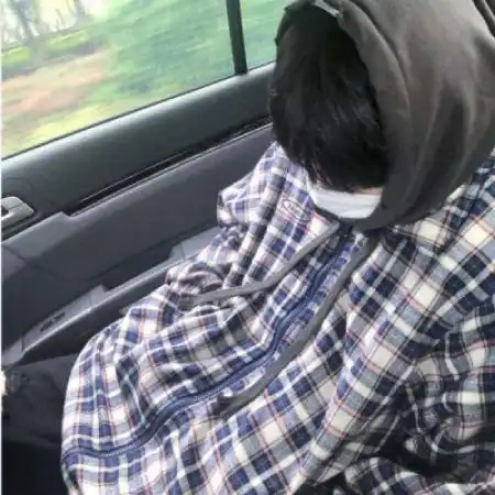 手机控潮流时尚男生头像,同时也是爱宠物的男生
