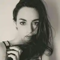 女生简约黑白孤独带字微信头像图片大全
