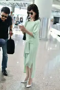 65岁赵雅芝身材真好,穿绿色长裙和老公现身机场,端庄优雅有气质
