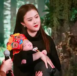 沈腾妻子晒一家三口婴儿时期对比照,小腾腾上半脸像爸下半脸像妈
